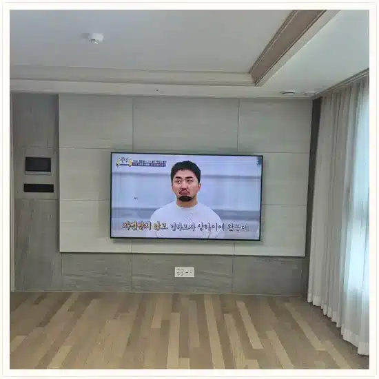 벽걸이TV 설치 거실 배치 참고 이미지