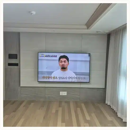 벽걸이TV 설치 거실 배치 참고 이미지
