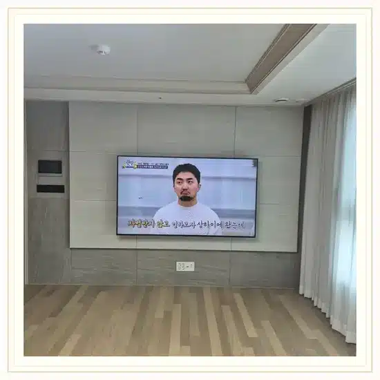 벽걸이TV 설치 거실 배치 참고 이미지