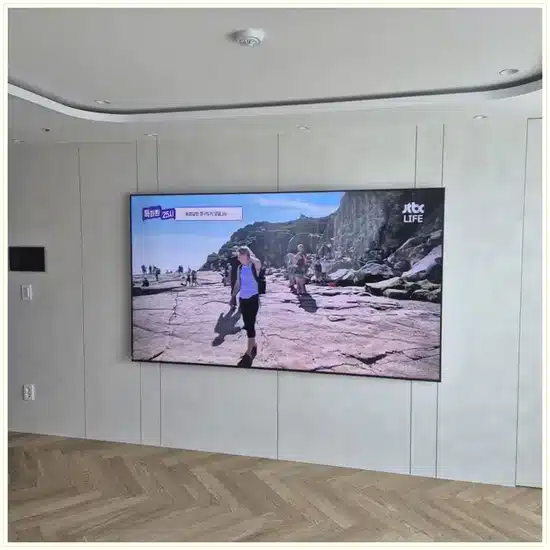 벽걸이TV 설치 거실 배치 참고 이미지