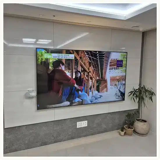 벽걸이TV 설치 거실 배치 참고 이미지