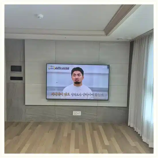 벽걸이TV 설치 거실 배치 참고 이미지