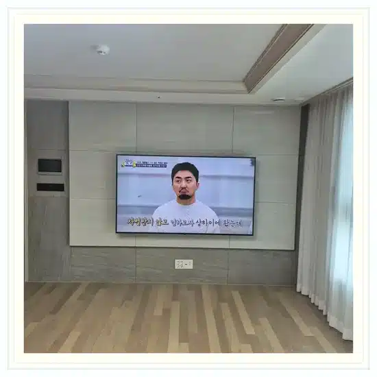 벽걸이TV 설치 거실 배치 참고 이미지
