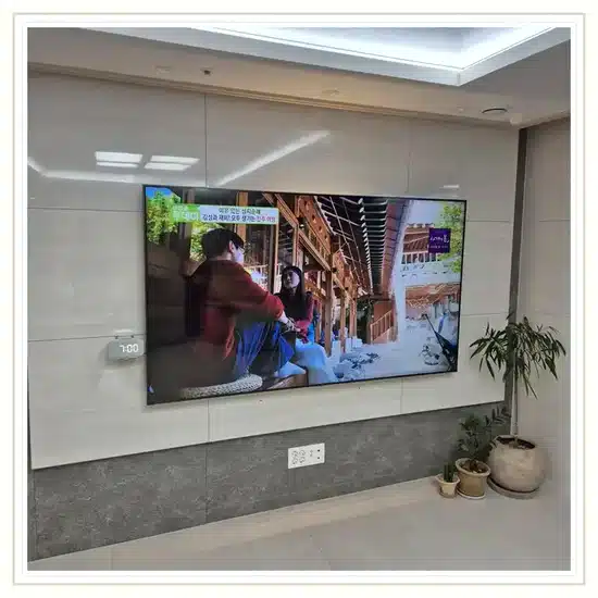 벽걸이TV 설치 거실 배치 참고 이미지