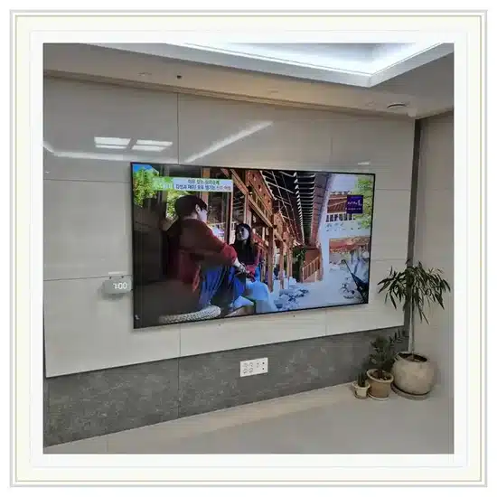 벽걸이TV 설치 거실 배치 참고 이미지