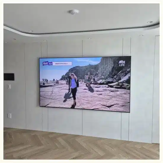 벽걸이TV 설치 거실 배치 참고 이미지