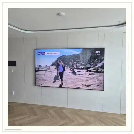 벽걸이TV 설치 거실 배치 참고 이미지