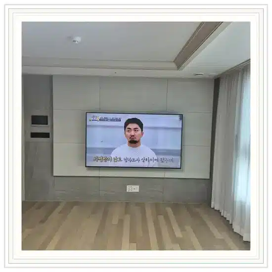 벽걸이TV 설치 거실 배치 참고 이미지