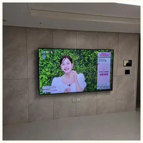 벽걸이TV 설치 거실 배치 참고 이미지