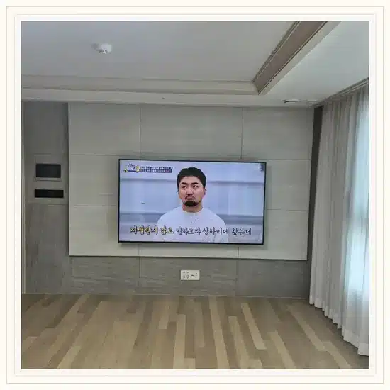 벽걸이TV 설치 거실 배치 참고 이미지