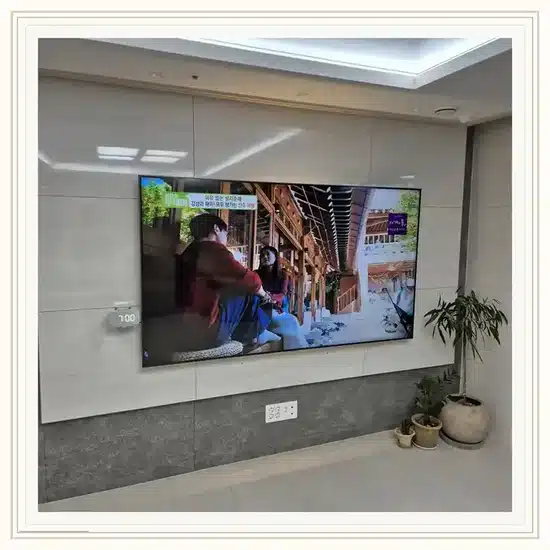 벽걸이TV 설치 거실 배치 참고 이미지