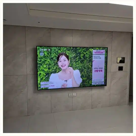 벽걸이TV 설치 거실 배치 참고 이미지