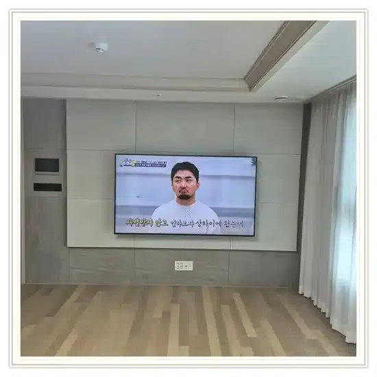 벽걸이TV 설치 거실 배치 참고 이미지