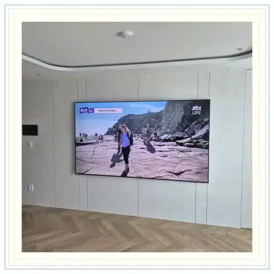 벽걸이TV 설치 거실 배치 참고 이미지