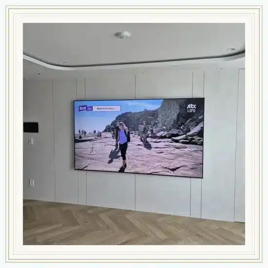 벽걸이TV 설치 거실 배치 참고 이미지