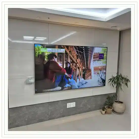 벽걸이TV 설치 거실 배치 참고 이미지