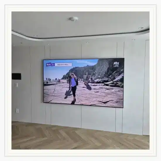 벽걸이TV 설치 거실 배치 참고 이미지