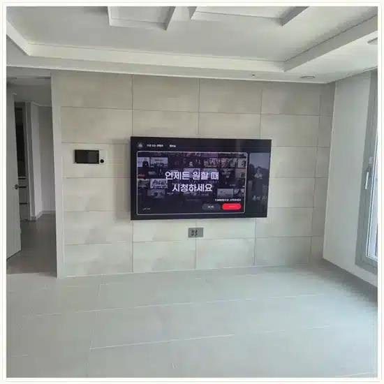 벽걸이TV 설치 거실 배치 참고 이미지