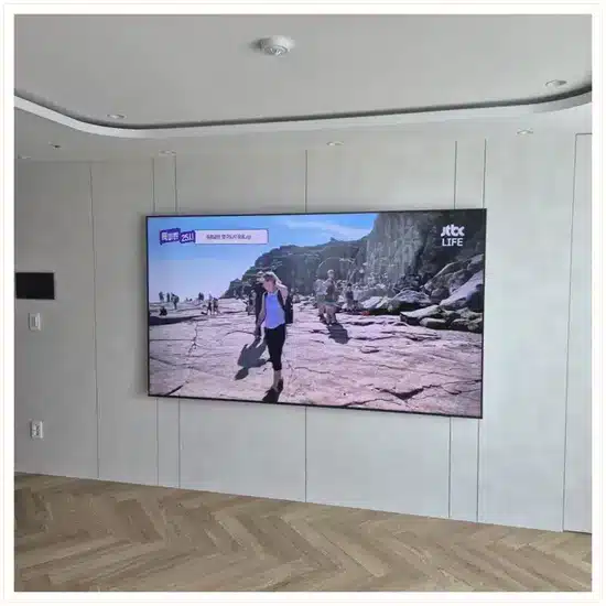 벽걸이TV 설치 거실 배치 참고 이미지