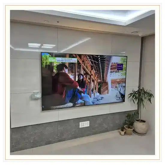 벽걸이TV 설치 거실 배치 참고 이미지