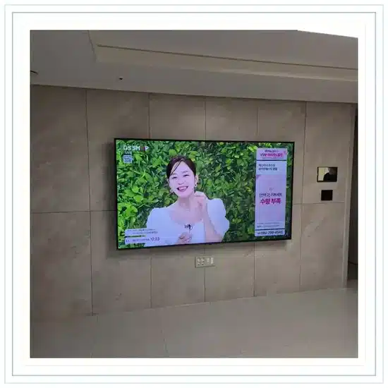 벽걸이TV 설치 거실 배치 참고 이미지