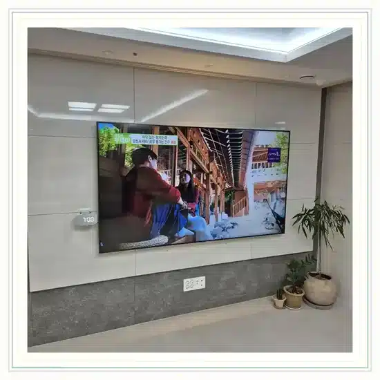 벽걸이TV 설치 거실 배치 참고 이미지