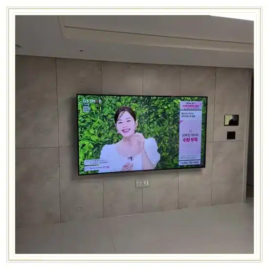 벽걸이TV 설치 거실 배치 참고 이미지