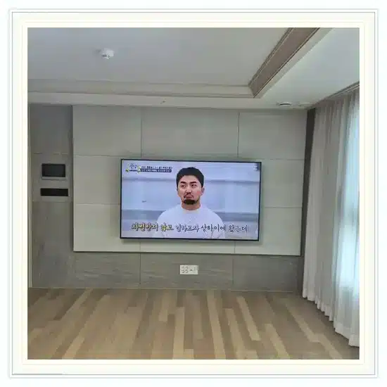 벽걸이TV 설치 거실 배치 참고 이미지