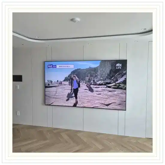 벽걸이TV 설치 거실 배치 참고 이미지