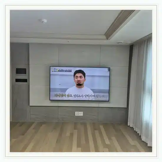 벽걸이TV 설치 거실 배치 참고 이미지