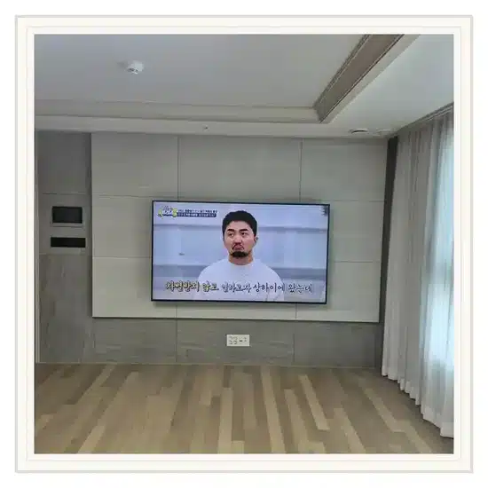 벽걸이TV 설치 거실 배치 참고 이미지