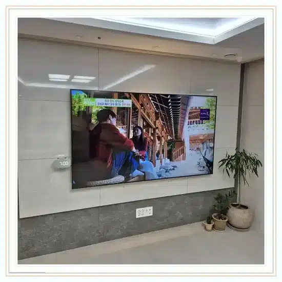 벽걸이TV 설치 거실 배치 참고 이미지