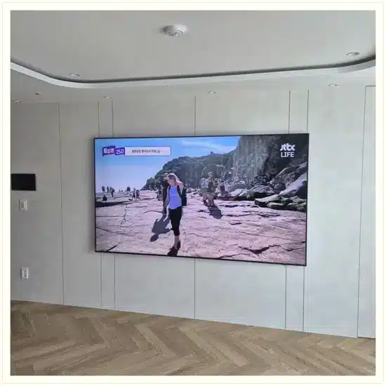 벽걸이TV 설치 거실 배치 참고 이미지
