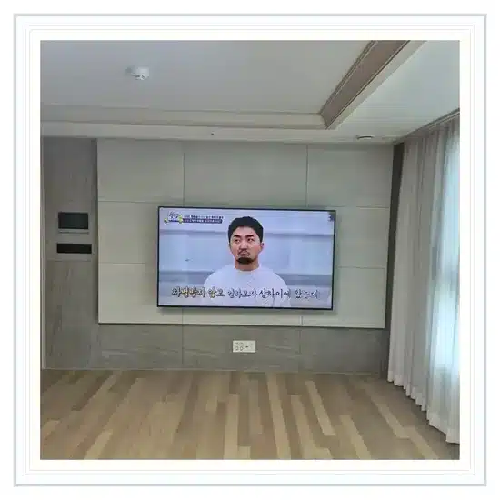 벽걸이TV 설치 거실 배치 참고 이미지