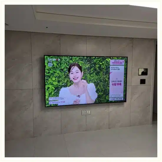 벽걸이TV 설치 거실 배치 참고 이미지