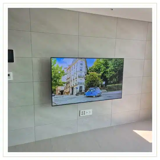 벽걸이TV 설치 거실 배치 참고 이미지