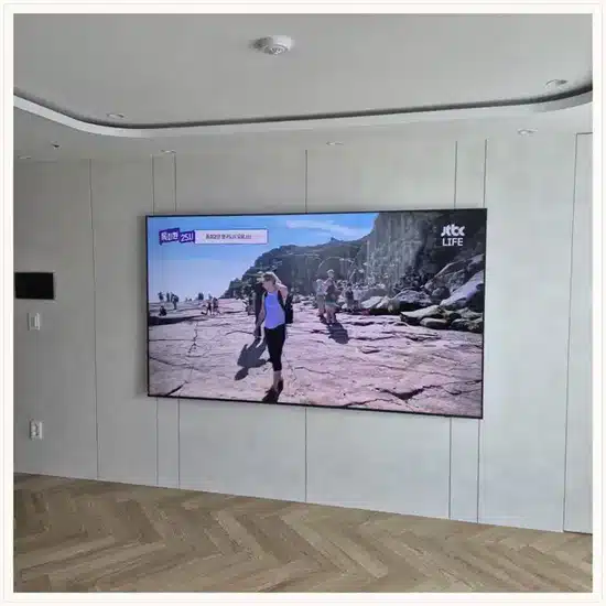 벽걸이TV 설치 거실 배치 참고 이미지