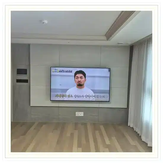 벽걸이TV 설치 거실 배치 참고 이미지