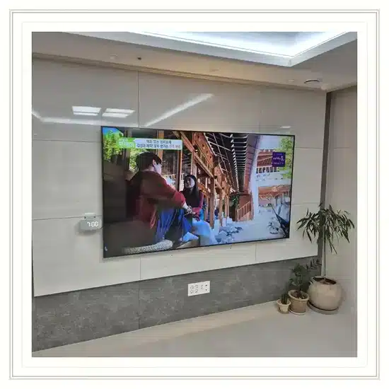 벽걸이TV 설치 거실 배치 참고 이미지