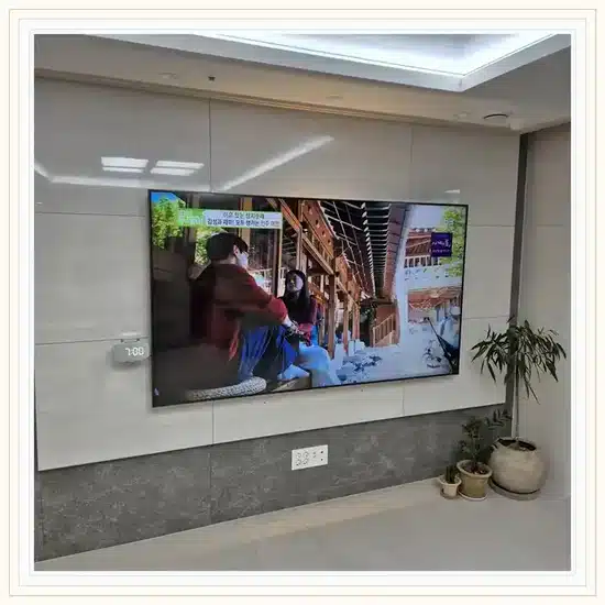 벽걸이TV 설치 거실 배치 참고 이미지