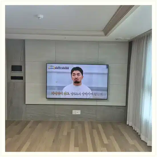 벽걸이TV 설치 거실 배치 참고 이미지