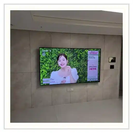 벽걸이TV 설치 거실 배치 참고 이미지