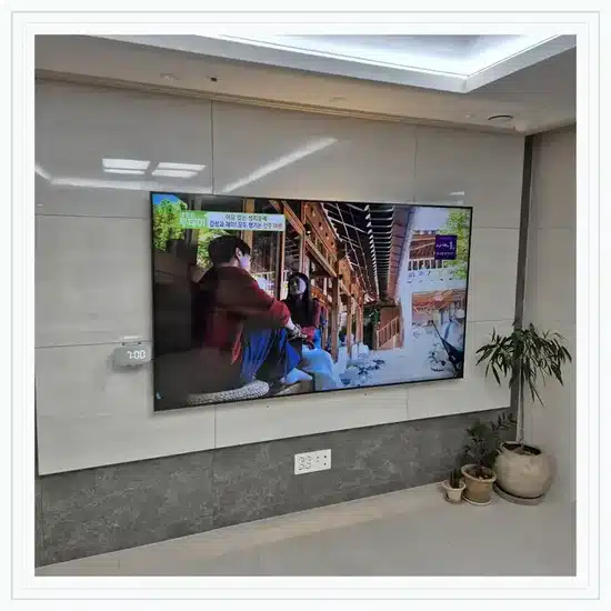 벽걸이TV 설치 거실 배치 참고 이미지
